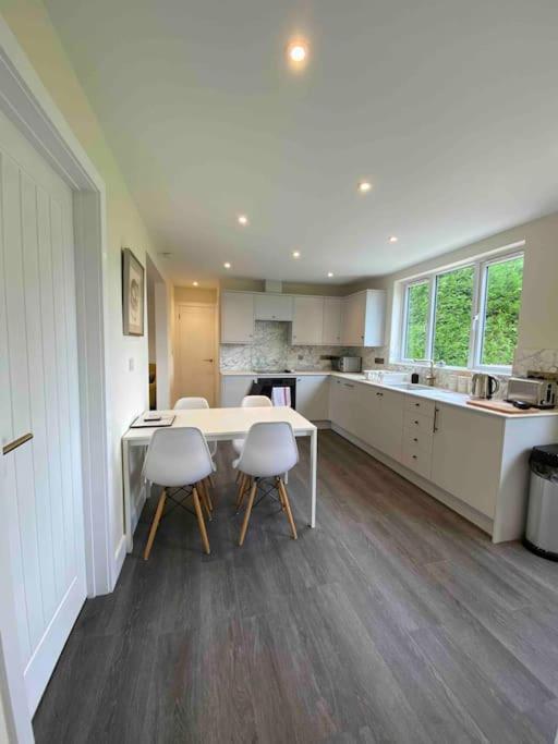 Larks Leaze Lodge, Steeple Ashton, Wiltshire โทรว์บริดจ์ ภายนอก รูปภาพ