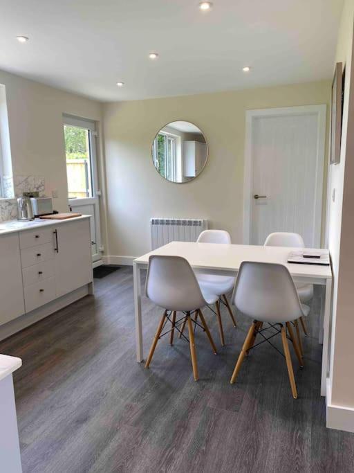 Larks Leaze Lodge, Steeple Ashton, Wiltshire โทรว์บริดจ์ ภายนอก รูปภาพ