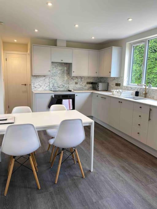 Larks Leaze Lodge, Steeple Ashton, Wiltshire โทรว์บริดจ์ ภายนอก รูปภาพ