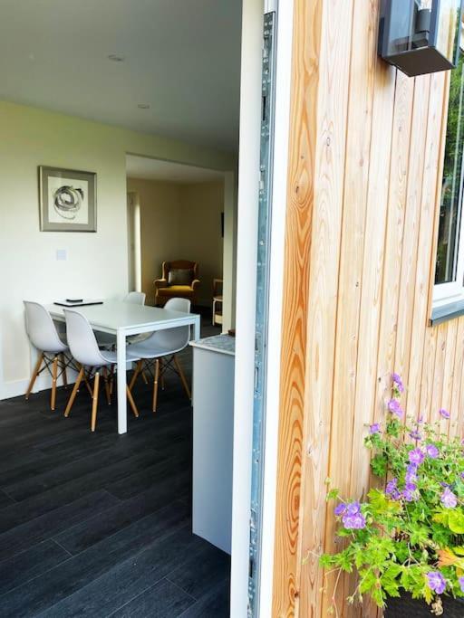 Larks Leaze Lodge, Steeple Ashton, Wiltshire โทรว์บริดจ์ ภายนอก รูปภาพ