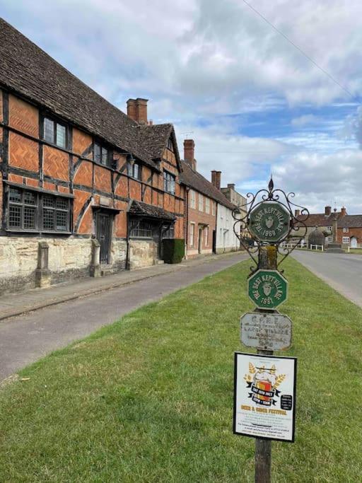 Larks Leaze Lodge, Steeple Ashton, Wiltshire โทรว์บริดจ์ ภายนอก รูปภาพ